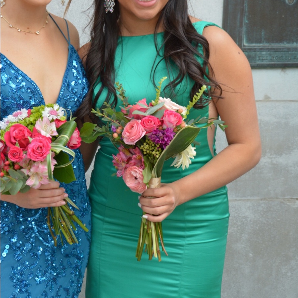 Beautiful green mermaid dress! Super flattering, worn once